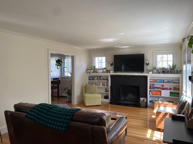 22 Cleveland Rd, Wellesley, MA 02481