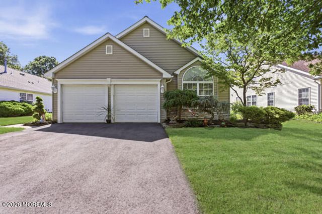 4 Rosewood Court, Lakewood, NJ 08701