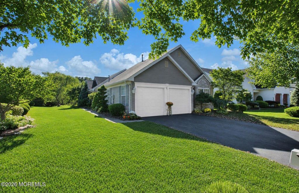 4 Rosewood Court, Lakewood, NJ 08701