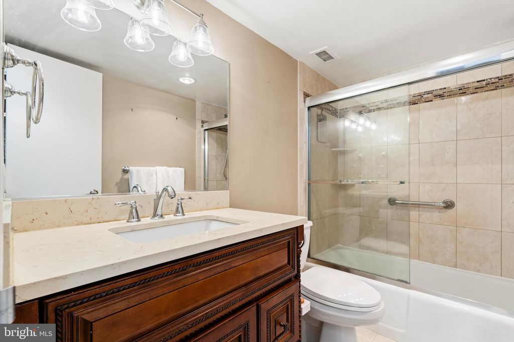 Image 10 of property listing at 6100 WESTCHESTER PARK DR #1702, College Park, MD 20740