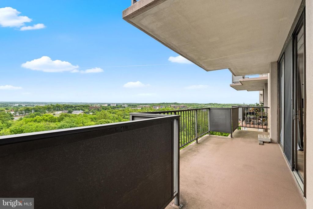 Image 13 of property listing at 6100 WESTCHESTER PARK DR #1702, College Park, MD 20740