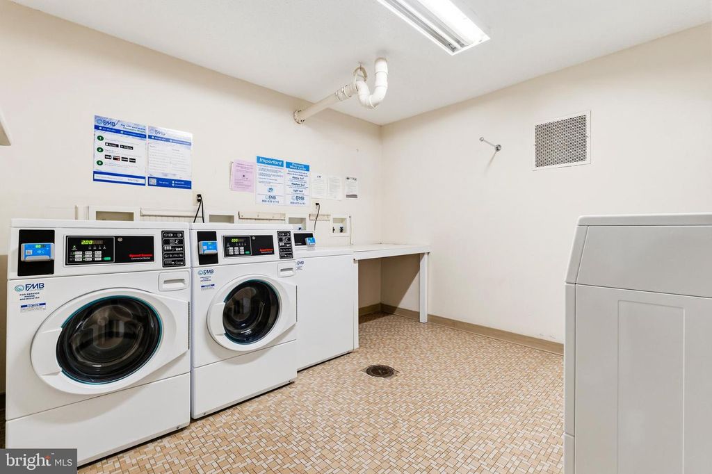 Image 14 of property listing at 6100 WESTCHESTER PARK DR #1702, College Park, MD 20740