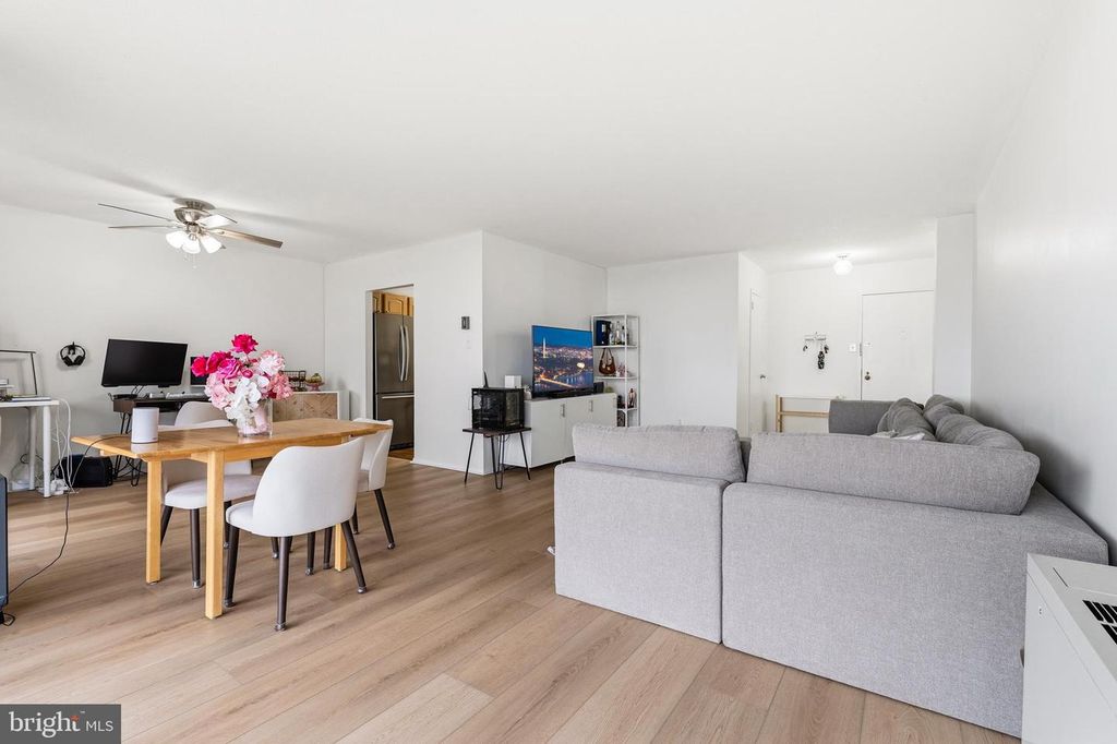 Image 4 of property listing at 6100 WESTCHESTER PARK DR #1702, College Park, MD 20740