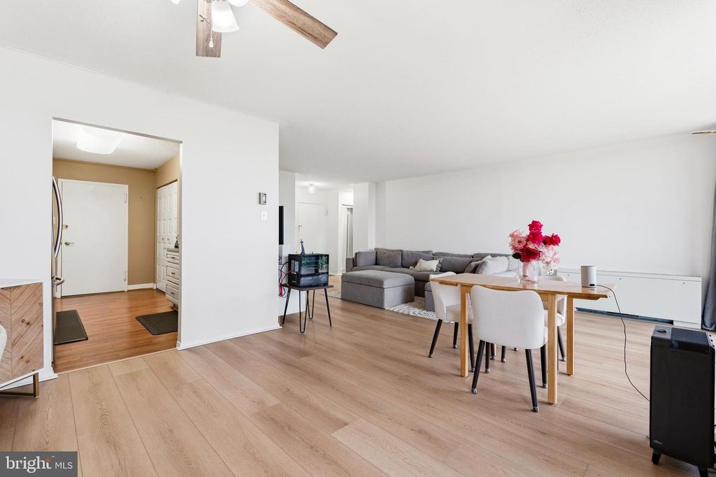 Image 5 of property listing at 6100 WESTCHESTER PARK DR #1702, College Park, MD 20740