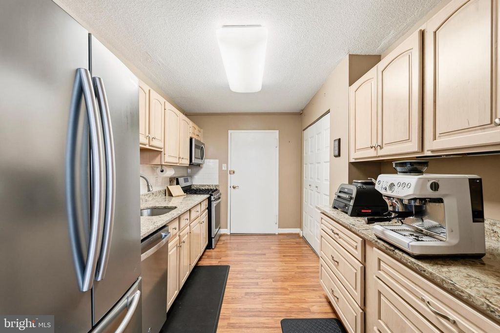 Image 6 of property listing at 6100 WESTCHESTER PARK DR #1702, College Park, MD 20740