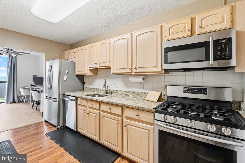 Image 7 of property listing at 6100 WESTCHESTER PARK DR #1702, College Park, MD 20740