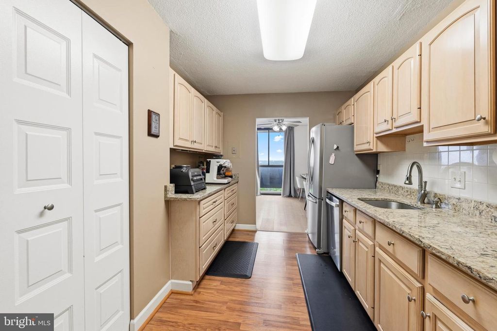 Image 8 of property listing at 6100 WESTCHESTER PARK DR #1702, College Park, MD 20740