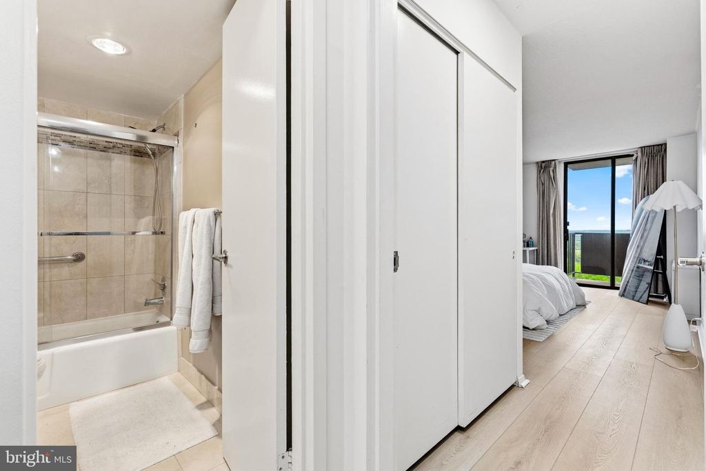 Image 9 of property listing at 6100 WESTCHESTER PARK DR #1702, College Park, MD 20740