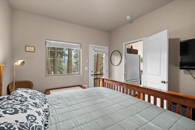 5822 W Boathaven LN, Rathdrum, ID 83858