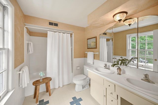 12500 Stephen PLACE, Elm Grove, WI 53122