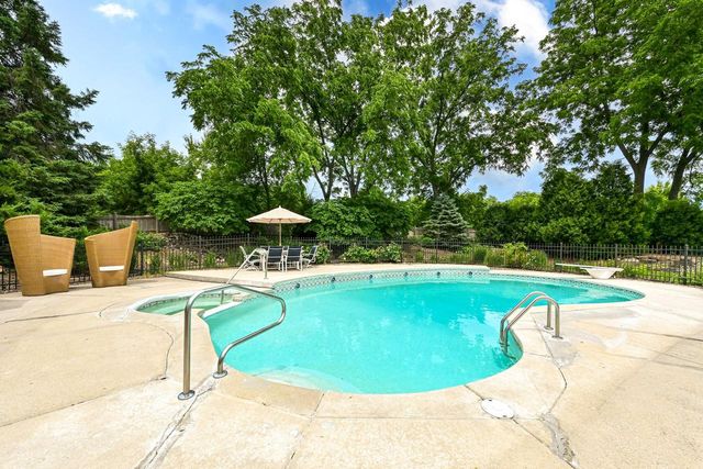 12500 Stephen PLACE, Elm Grove, WI 53122