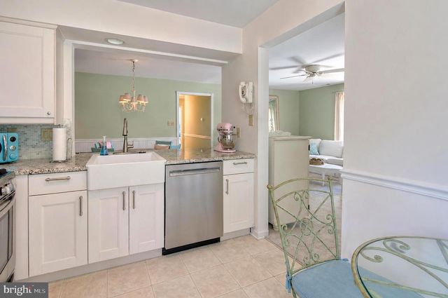 906-B OLIPHANT LN, Mount Laurel, NJ 08054