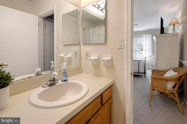 906-B OLIPHANT LN, Mount Laurel, NJ 08054