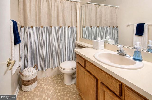 906-B OLIPHANT LN, Mount Laurel, NJ 08054