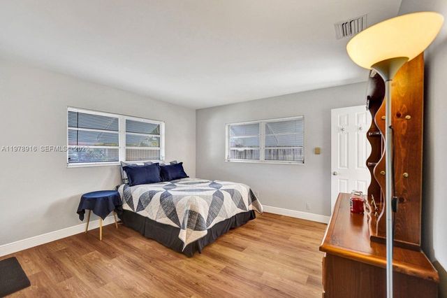 4621 NE 2nd Ave, Oakland Park, FL 33334