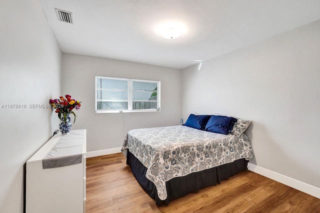 4621 NE 2nd Ave, Oakland Park, FL 33334