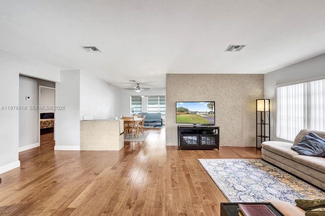 4621 NE 2nd Ave, Oakland Park, FL 33334