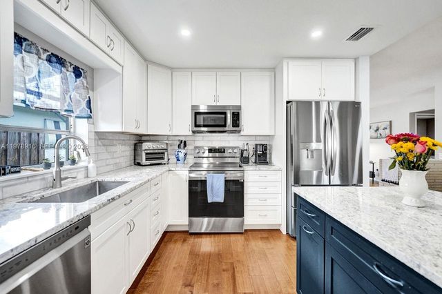 4621 NE 2nd Ave, Oakland Park, FL 33334