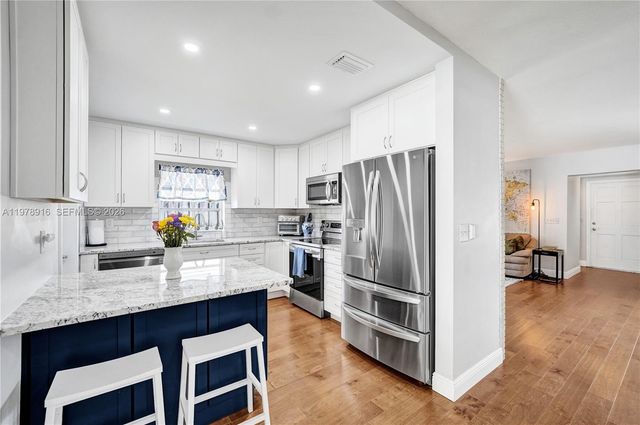 4621 NE 2nd Ave, Oakland Park, FL 33334