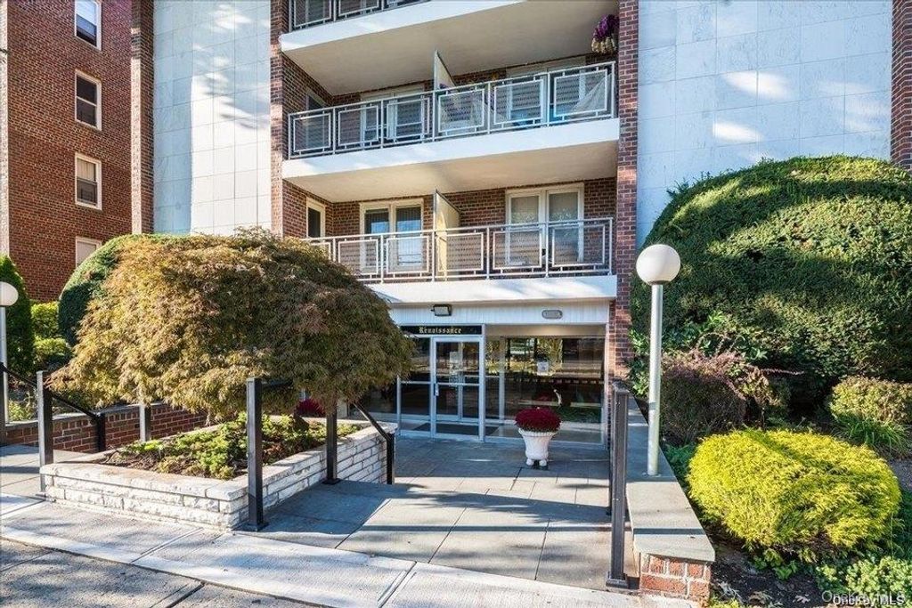 110 Brooklyn Avenue 4 L, Freeport, NY 11520