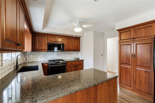 5 Cobblestone Crossing, Penfield, NY 14526