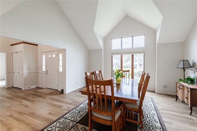 5 Cobblestone Crossing, Penfield, NY 14526