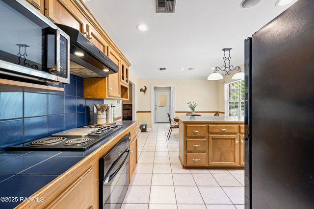 419 Copperfield Way, Youngsville, LA 70592