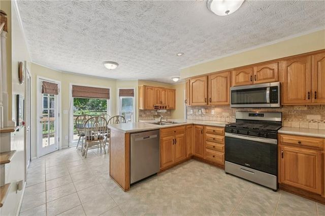 2412 Meadowglen Trail, Snellville, GA 30078