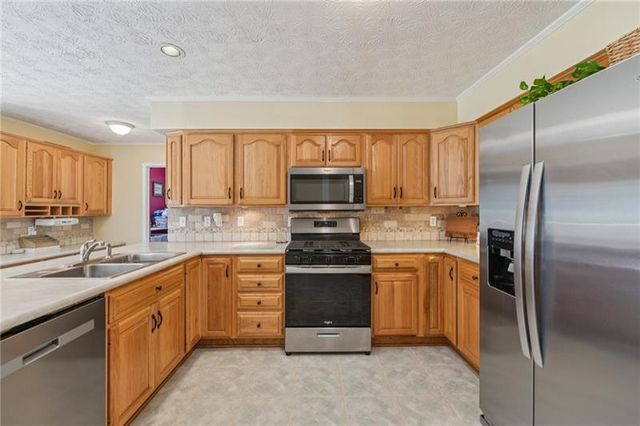 2412 Meadowglen Trail, Snellville, GA 30078