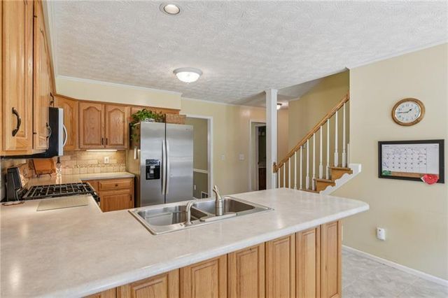 2412 Meadowglen Trail, Snellville, GA 30078