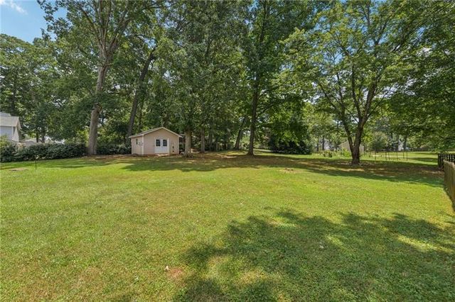 2412 Meadowglen Trail, Snellville, GA 30078