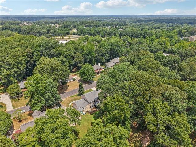 2412 Meadowglen Trail, Snellville, GA 30078