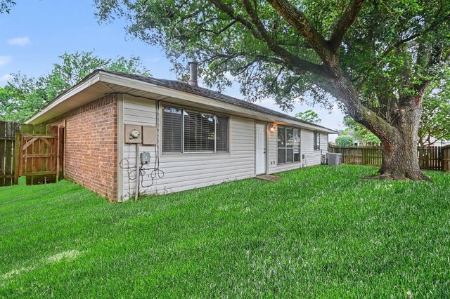 16715 Manowar Lane, Friendswood, TX 77546