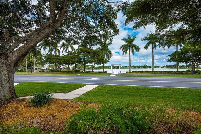 1975 Oak Berry Circle, Wellington, FL 33414