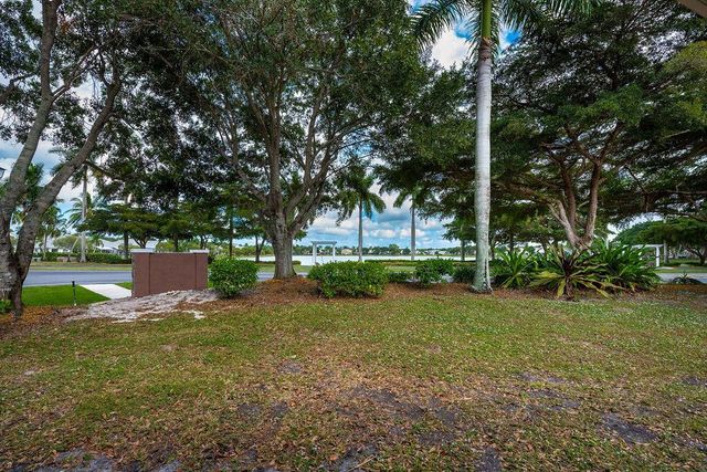 1975 Oak Berry Circle, Wellington, FL 33414