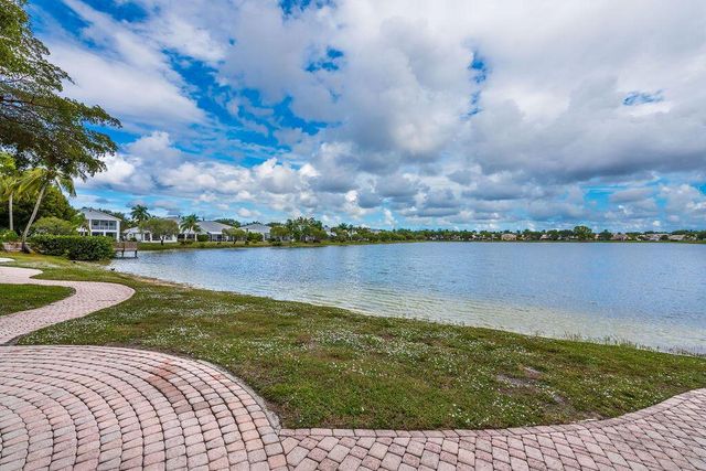 1975 Oak Berry Circle, Wellington, FL 33414