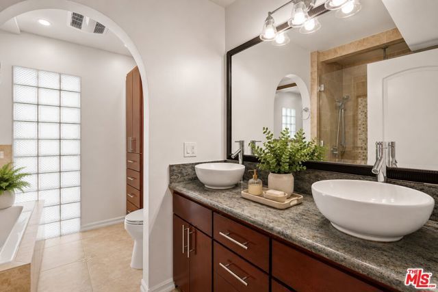 11241 Peach Grove Street, North Hollywood (los Angeles), CA 91601