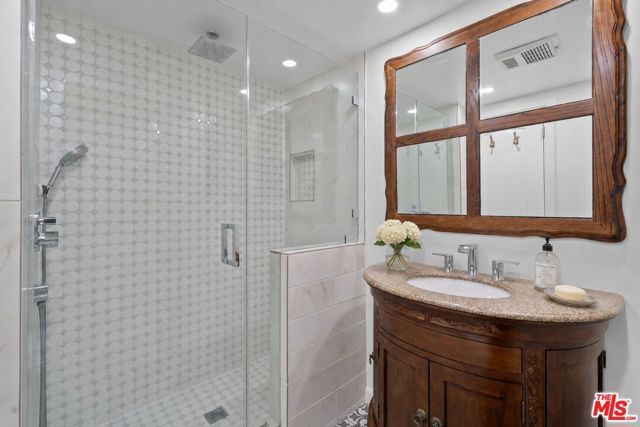 11241 Peach Grove Street, North Hollywood (los Angeles), CA 91601