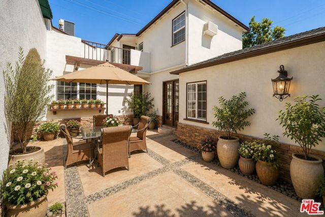 11241 Peach Grove Street, North Hollywood (los Angeles), CA 91601