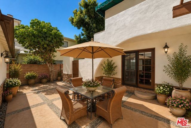 11241 Peach Grove Street, North Hollywood (los Angeles), CA 91601