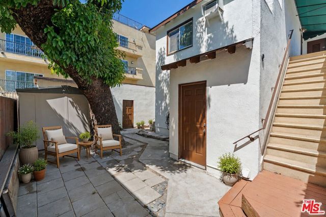 11241 Peach Grove Street, North Hollywood (los Angeles), CA 91601