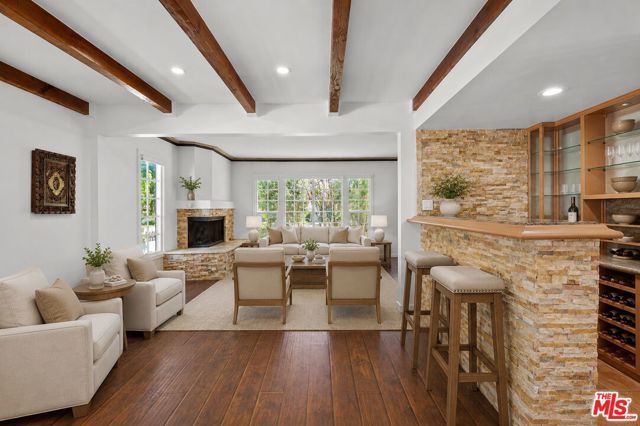 11241 Peach Grove Street, North Hollywood (los Angeles), CA 91601