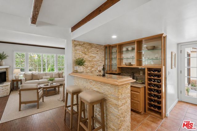 11241 Peach Grove Street, North Hollywood (los Angeles), CA 91601