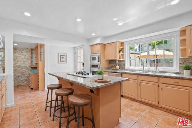 11241 Peach Grove Street, North Hollywood (los Angeles), CA 91601