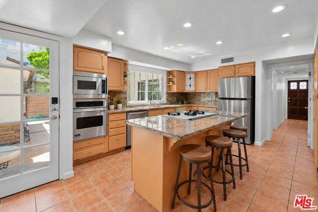 11241 Peach Grove Street, North Hollywood (los Angeles), CA 91601