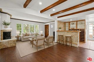 11241 Peach Grove Street, North Hollywood (los Angeles), CA 91601