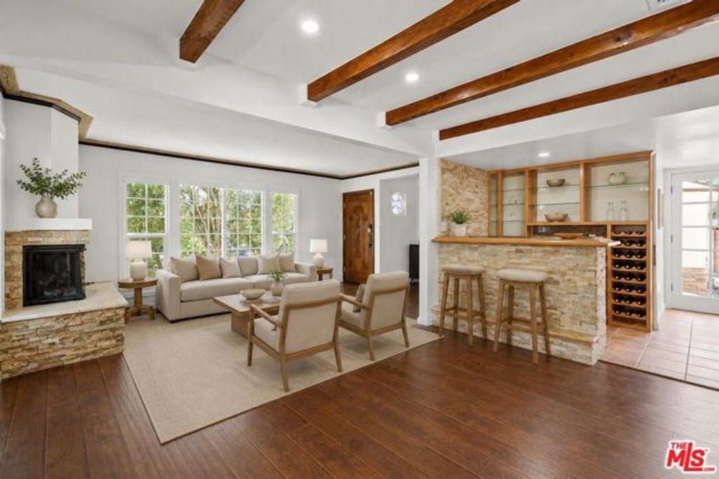 11241 Peach Grove Street, North Hollywood (los Angeles), CA 91601