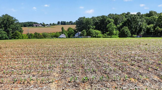 8042 BOBS RD, Felton, PA 17322