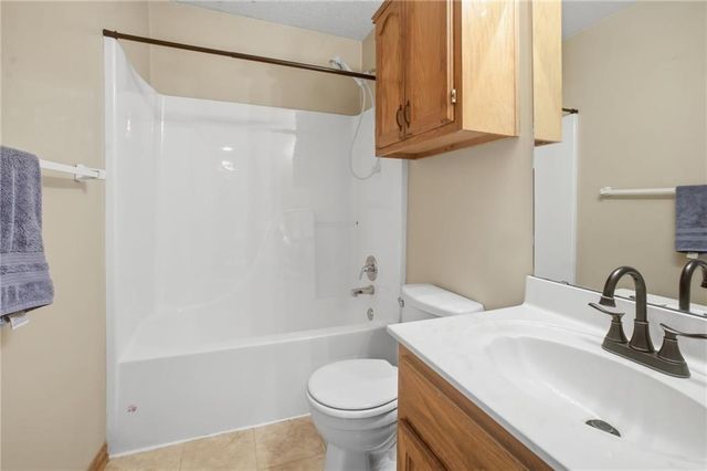 11131 N Lewis Avenue, Kansas City, MO 64157
