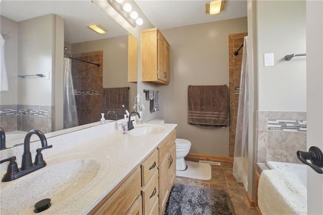 11131 N Lewis Avenue, Kansas City, MO 64157